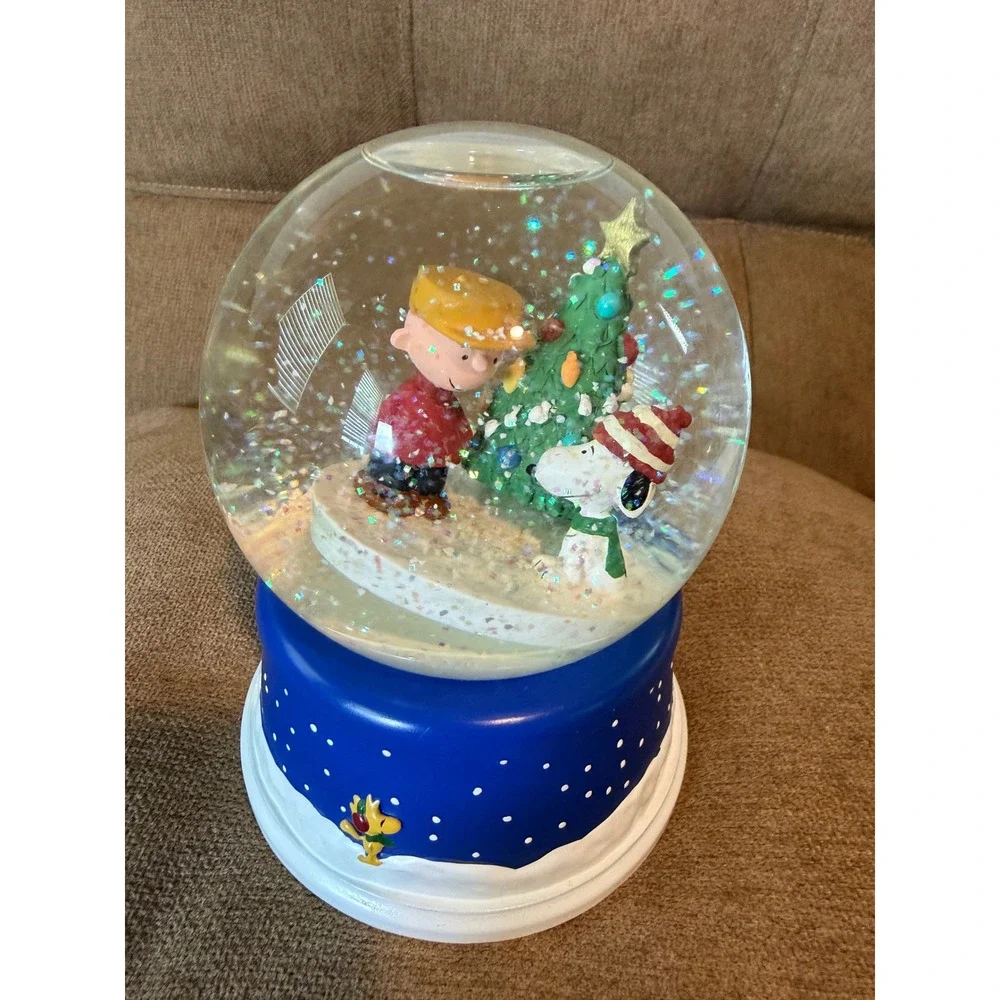 Hallmark Peanuts Musical Snow Globe Charlie Brown Snoopy Christmas Globe 200's